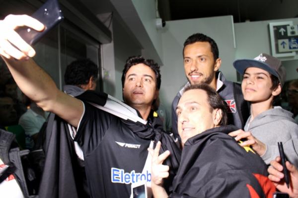 Nen atende torcedores na chegada ao Paran