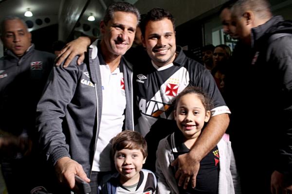 Jorginho sendo assediado na chegada em Londrina