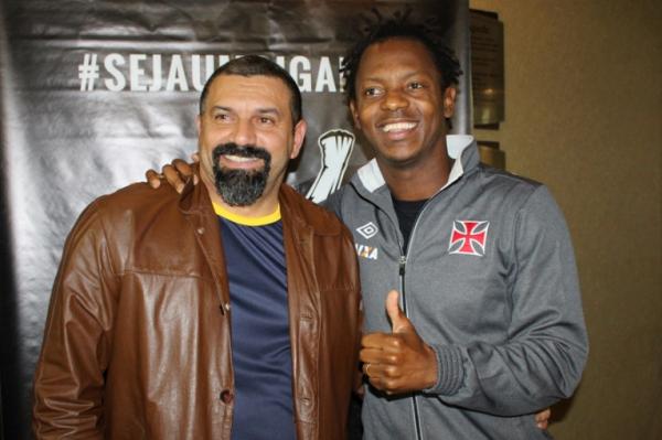 Flvio Santos ao lado do meio-campo Andrezinho