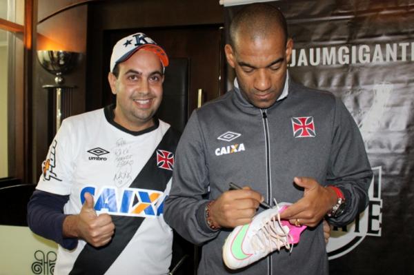 Rodrigo autografa chuteira do filho de Carlos Luis