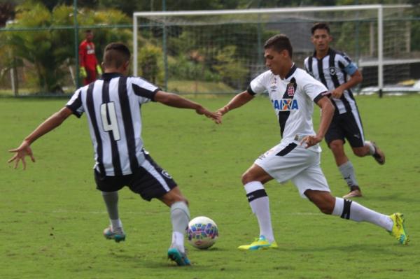 Alexandre volta a ser titular no clssico