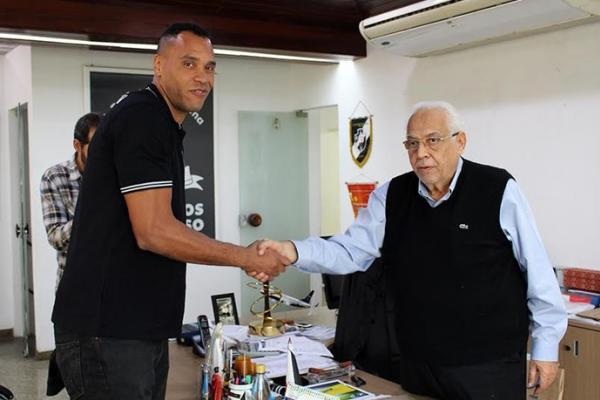 Aps acertar por uma temporada, Wagner cumprimenta o presidente Eurico Miranda