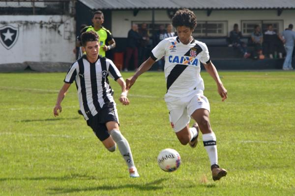 Paulinho domina a bola entre dois marcadores