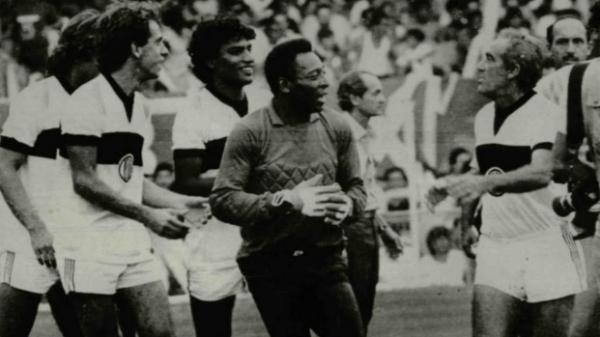 Pel e Renato Arago durante cena gravada no Maracan, em 1986