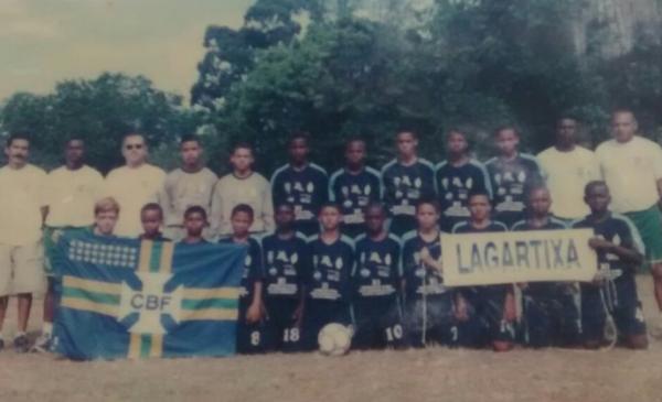 Jomar, com o nmero quatro, o ltimo da esquerda para a direita agachado, segura faixa com o nome do projeto social em que deu os primeiros passos no Morro da Pedreira, em Costa Barros, Zona Norte do Rio