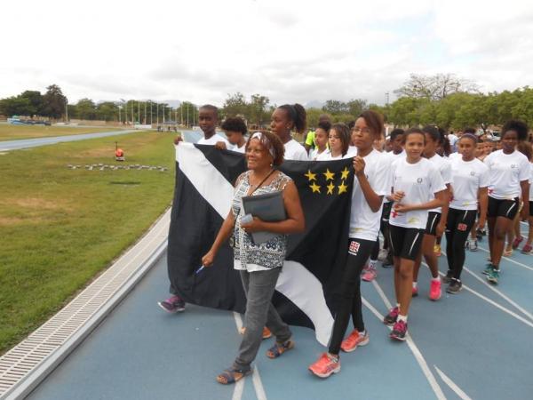 Coordenadora Solange Chagas junto com os atletas vascanos