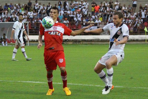 Marcelo Mattos pressiona a sada de bola adversria