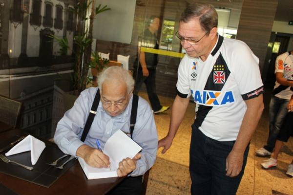 Presidente Eurico Miranda autografa livro de Cludio Soares