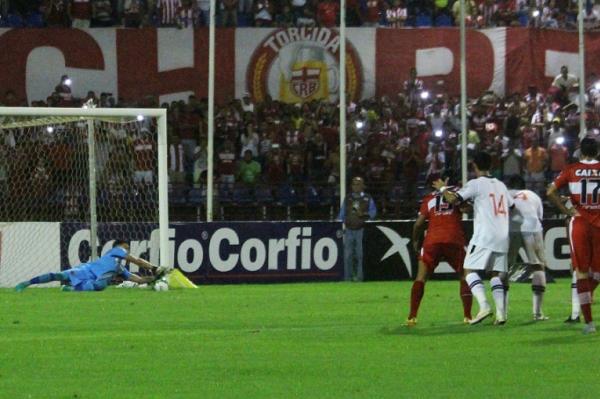 Martn Silva salta para defender pnalti de Diego