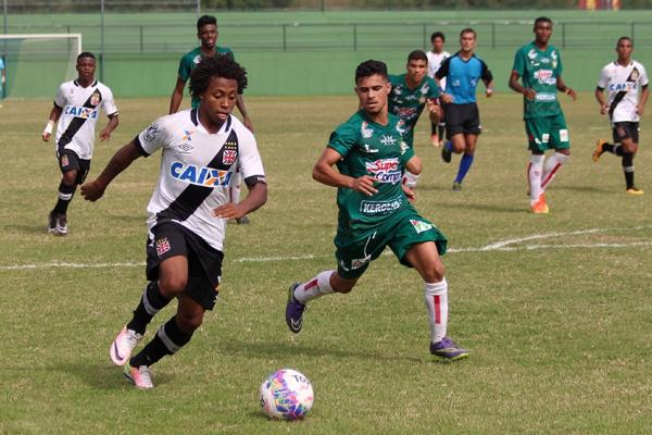 Paulo Vitor tenta o chute na vitria sobre a Portuguesa