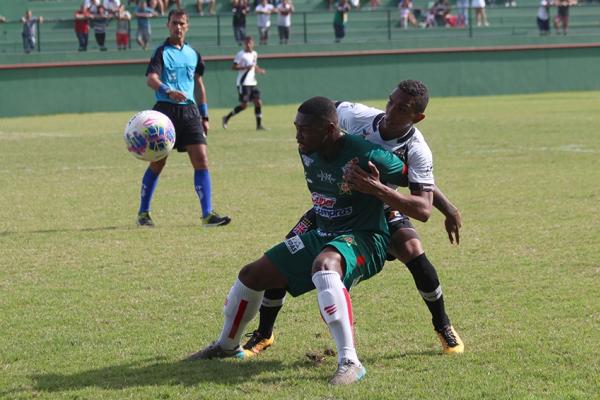 Rafael Frana marca o atacante adversrio