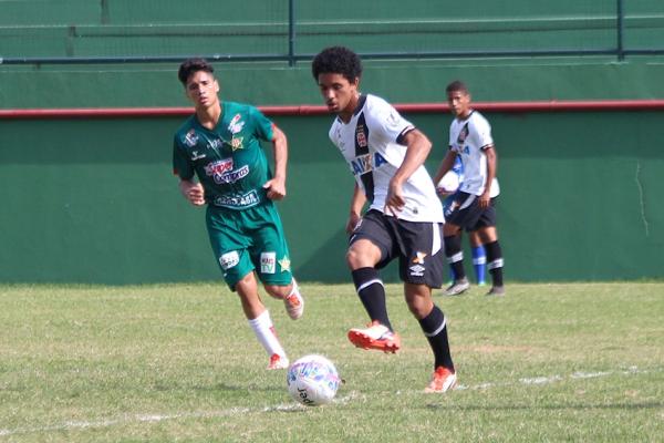 Douglas Luiz marcou o gol vascano
