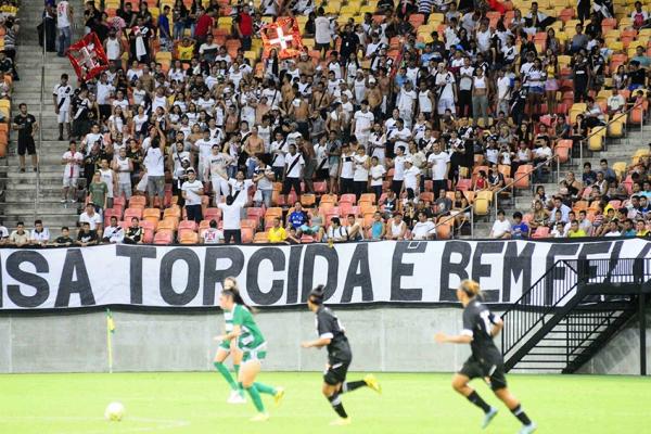 Torcida vascana sempre marca presena em Manaus