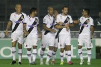 Jogadores comemoram gol de Nen