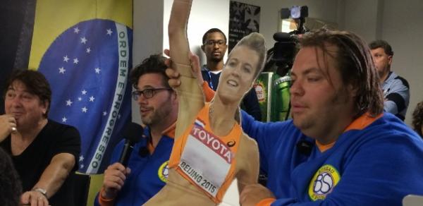 Jornalistas holandeses seguram imagem de Dafne Schippers em coletiva do Vasco