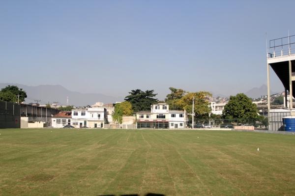 Grama j foi plantada no campo anexo