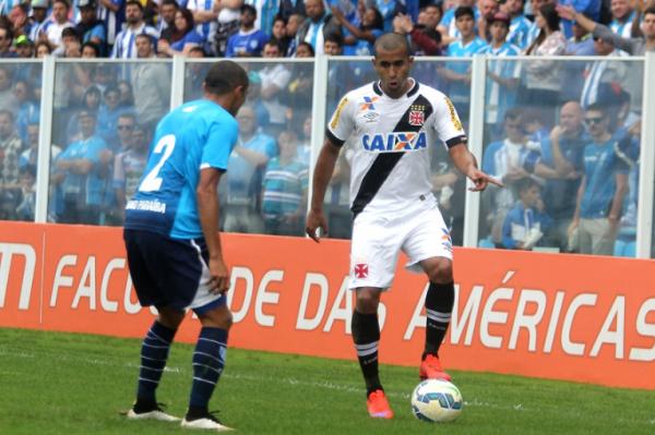 Jlio Csar em ao contra o Ava na Ressacada