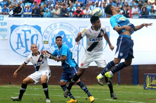 Leandro e Julio de Santos em duelo contra o Ava no Brasileiro de 2015