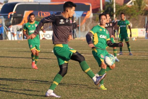 Julio dos Santos disputa bola com Yago Pikachu