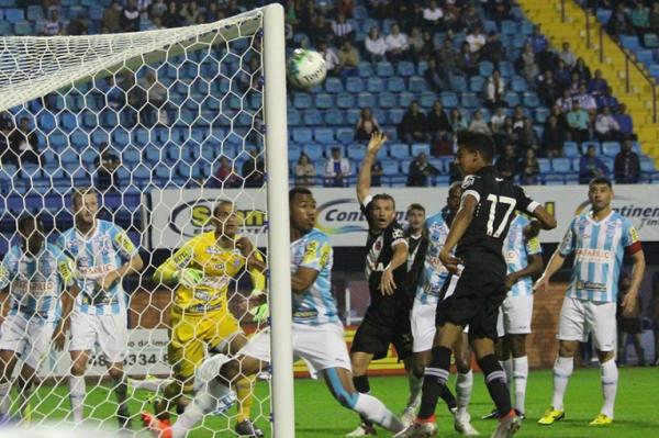 Caio acerta travesso aps lance na grande rea