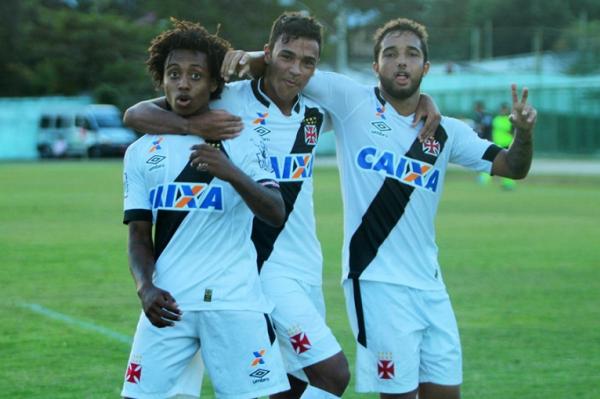 Paulo Vitor, Gernimo e Hugo Borges festejam goleada