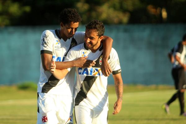 Raniel (esq) e Hugo Borges comemoram o segundo gol do atacante no jogo