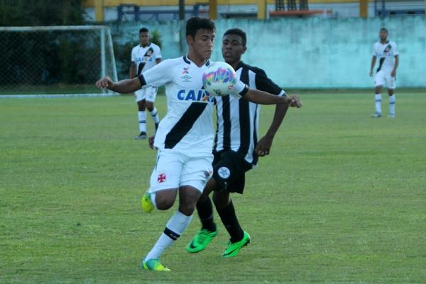 Gernimo domina a bola observado por defensor adversrio