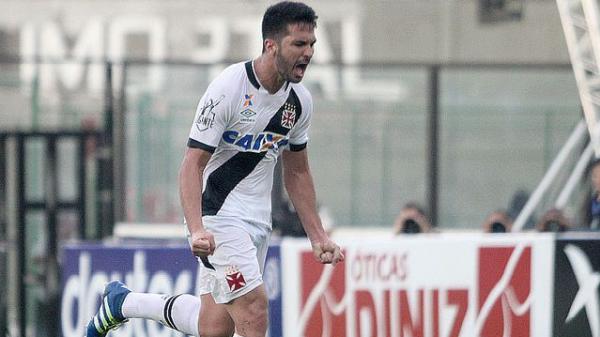 Luan  titular absoluto do time profissional vascano