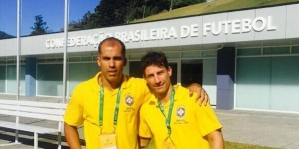 Os amigos e ex-jogadores Felipe e Pedrinho durante curso de treinadores na CBF
