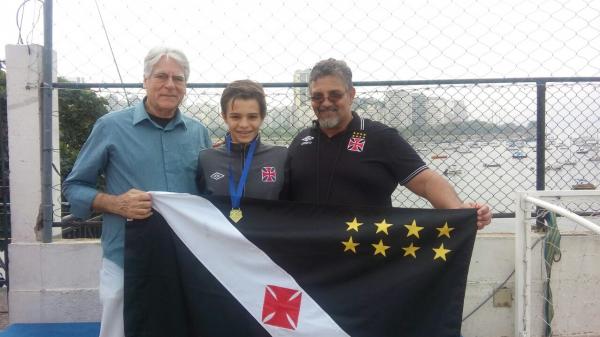 Vice-presidente Desportos Aquticos e o treinador Ricardo Ratto junto ao Atleta Campeo Artur Taixeiro