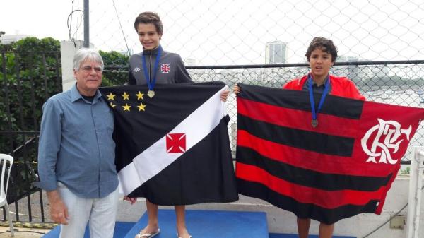 O Vice-presidente Walter Ramos premiando o Atleta Ouro Recordista do Estadual Artur Taixeiro