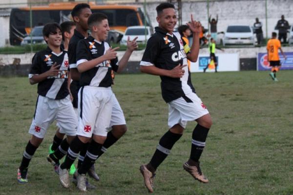 Marlon (dir) marcou duas vezes no sub-13