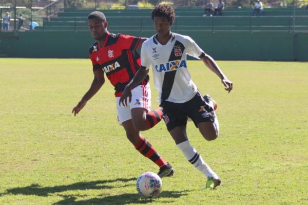 Alan Cardoso disputa bola com atleta rubro-negro