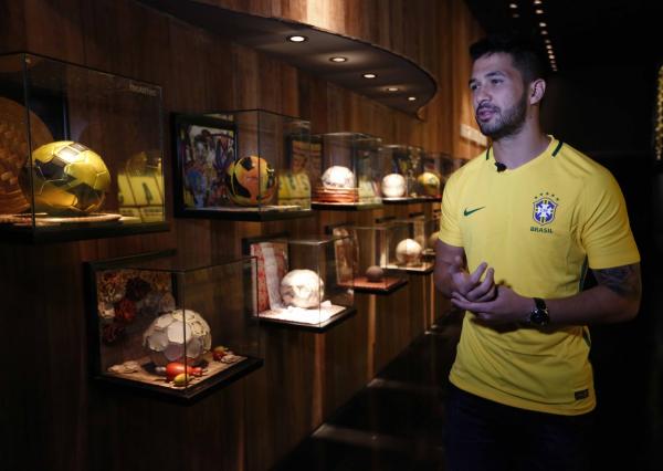 Luan durante visita ao Museu da Seleo Brasileira