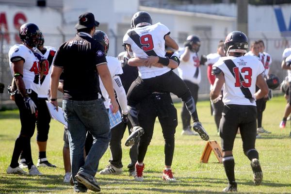 Lipe, camisa 9, correu para os braos dos companheiros, para comemorar o seu TD na partida