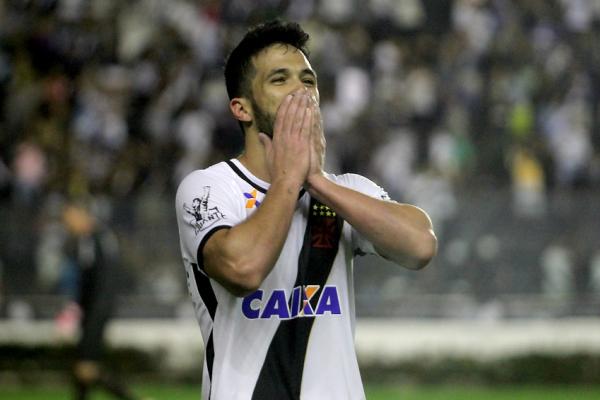 Zagueiro Luan mandou beijos para a esposa aps marcar o gol contra o Brasil de Pelotas