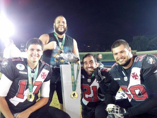 Turco (ao centro em p), com os colegas de time, na comemorao do ttulo brasileiro em 2014 em So Paulo