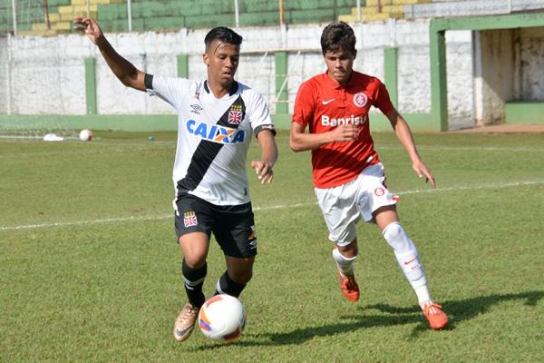 Ruan protege a bola do adversrio