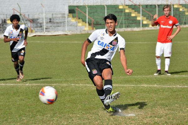 Caetano cobra com perfeio o penlti que resultou no gol vascano