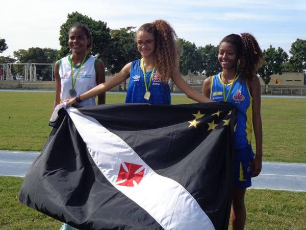 Emelly Nicole (no centro)