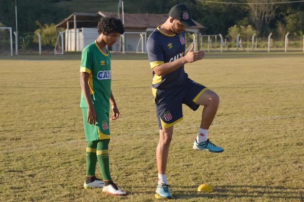 Preparador fsico Breno Arajo ensina exerccio ao meio-campista Laranjeira