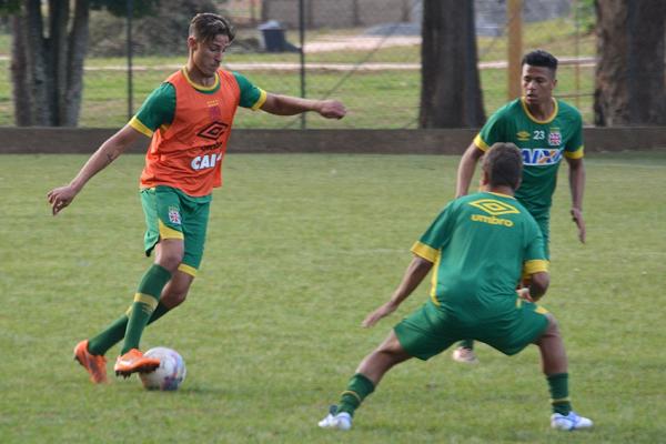 Nores (esq) volta a ser titular da equipe