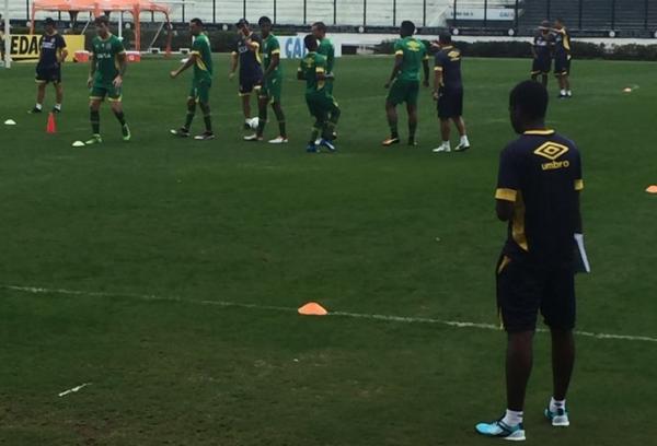 Milton da Costa observa trabalho do elenco profissional do Vasco