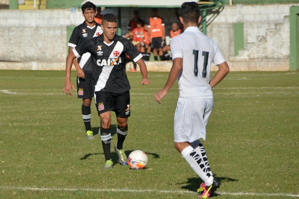 Alexandre tenta iniciar jogada pela esquerda
