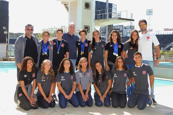 Vice-presidente do Departamento de Desportos Aquticos Walter Ramos (meio), professores Ricardo Ratto (esquerda) e Daniel Ramos (direita) junto com os atletas do Vasco