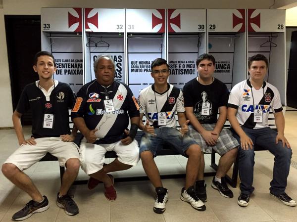 Gigantes visitaram o vestirio do futebol profissional antes da partida