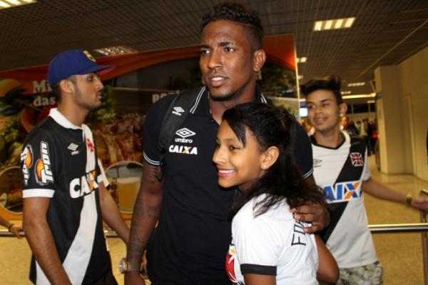 Thalles atende torcedora no desembarque em Cuiab