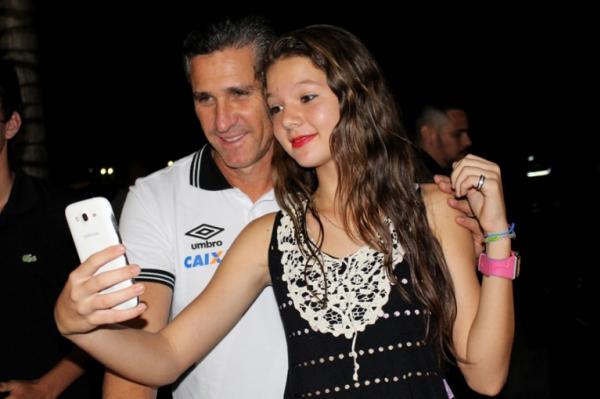 Jorginho atende torcedora em Lucas do Rio Verde