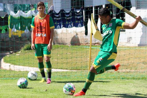 Observado por Mateus Vital, Evander aprimora sua batida