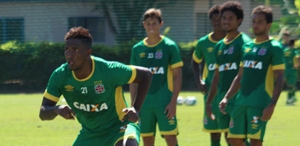 Atacante Thalles  observado pelos jovens de uma gerao abaixo da sua